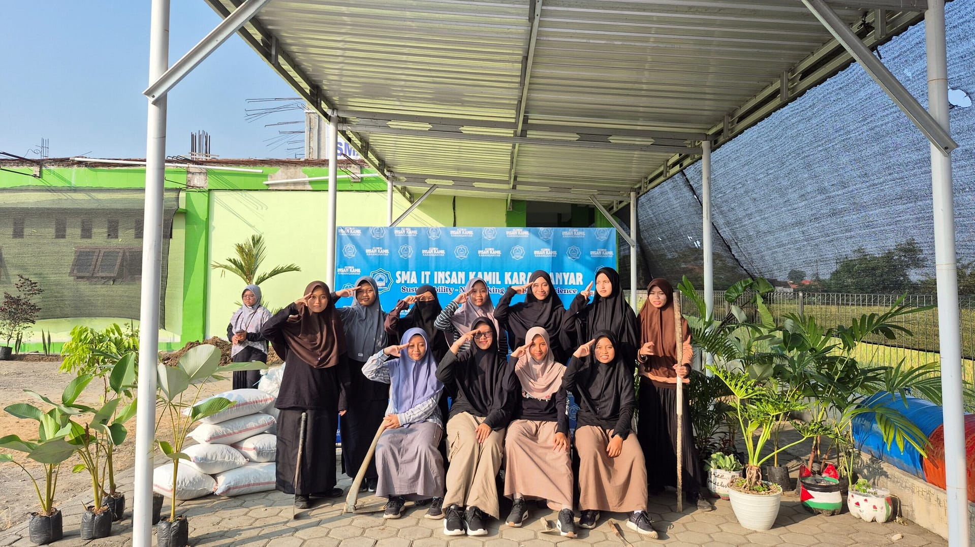 3. HIJAUKAN SEKOLAH, TANAMKAN KARAKTER 01