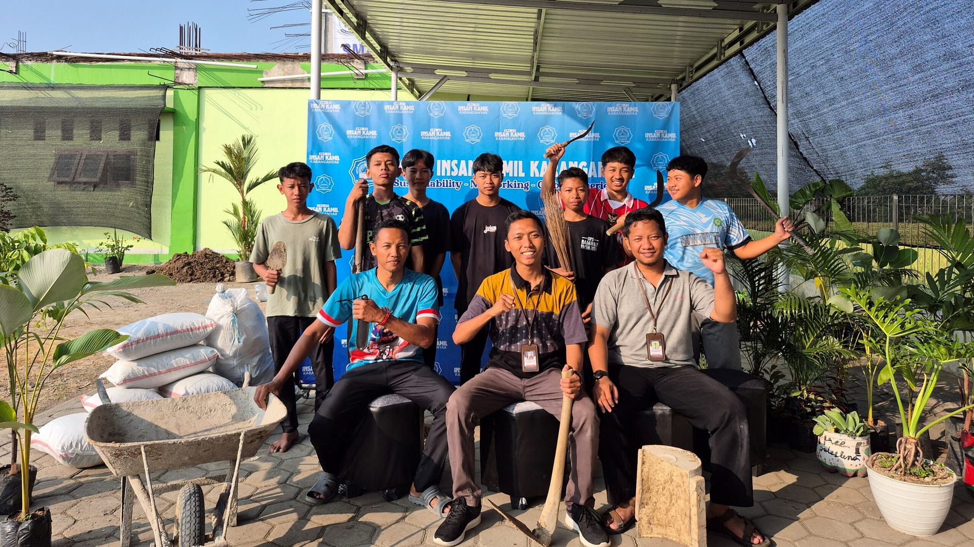 3. HIJAUKAN SEKOLAH, TANAMKAN KARAKTER 02